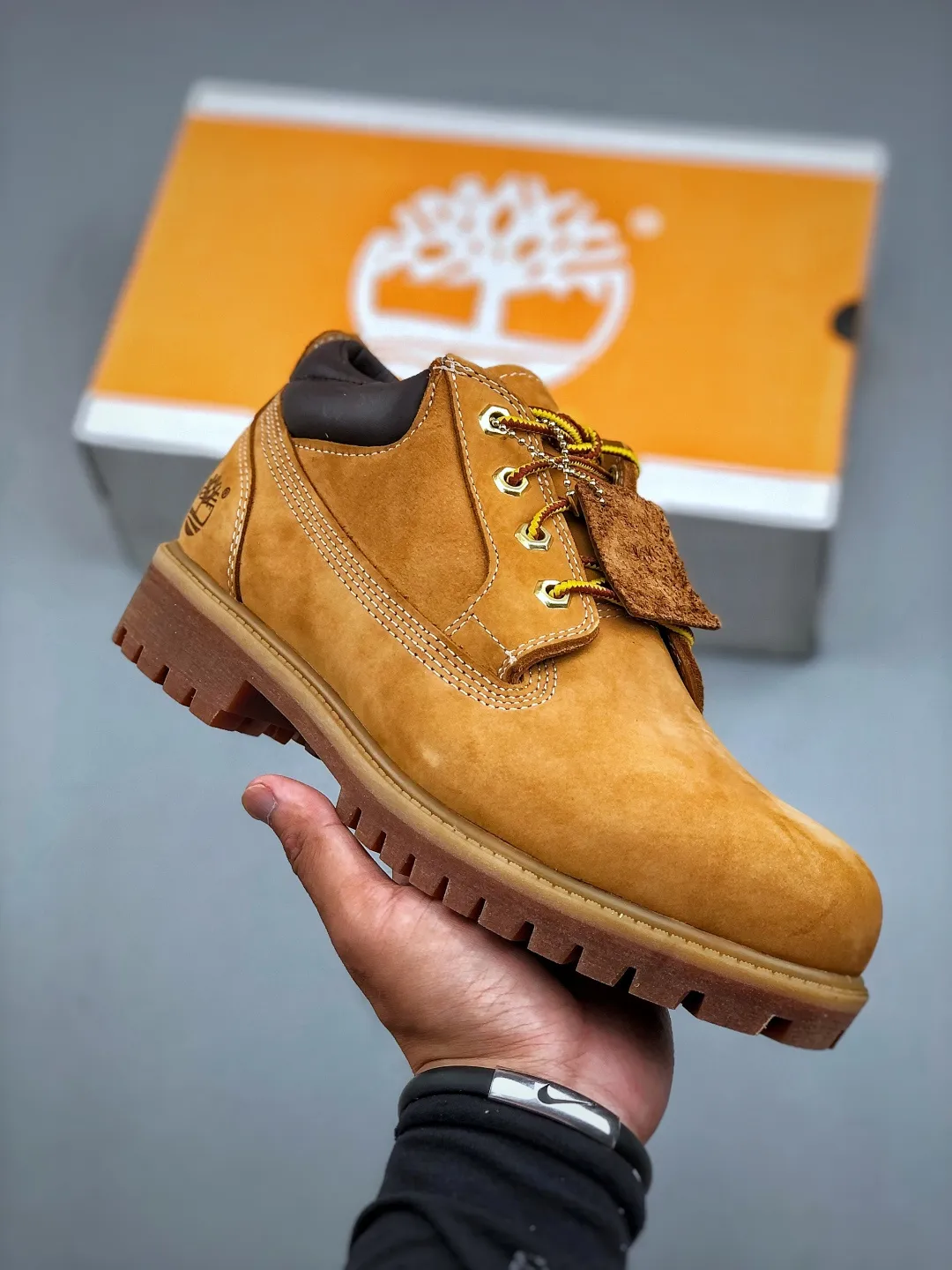 Local pick-up 💰560 supports store release and returns in season. The world's leading outdoor brand Timberland/Timberland Men's Classic Oxford Waterproof Boots men's low-top waterproof desert workwear casual Martin low boots Size: Men/39.5 40 41 42 43 44 (leather shoe size: one size larger than sports shoes!) Original hardware molded shoelace buckle New upgrade of top-notch craftsmanship Original factory in Zhongshan. Original imported waterproof leather. Injection-molded outsole. Dynamic water-repellent when folded horizontally. Original uniform full frosted leather collar. Full cow lining. Brand new original packaging shoe box. Exclusive supply in the market.